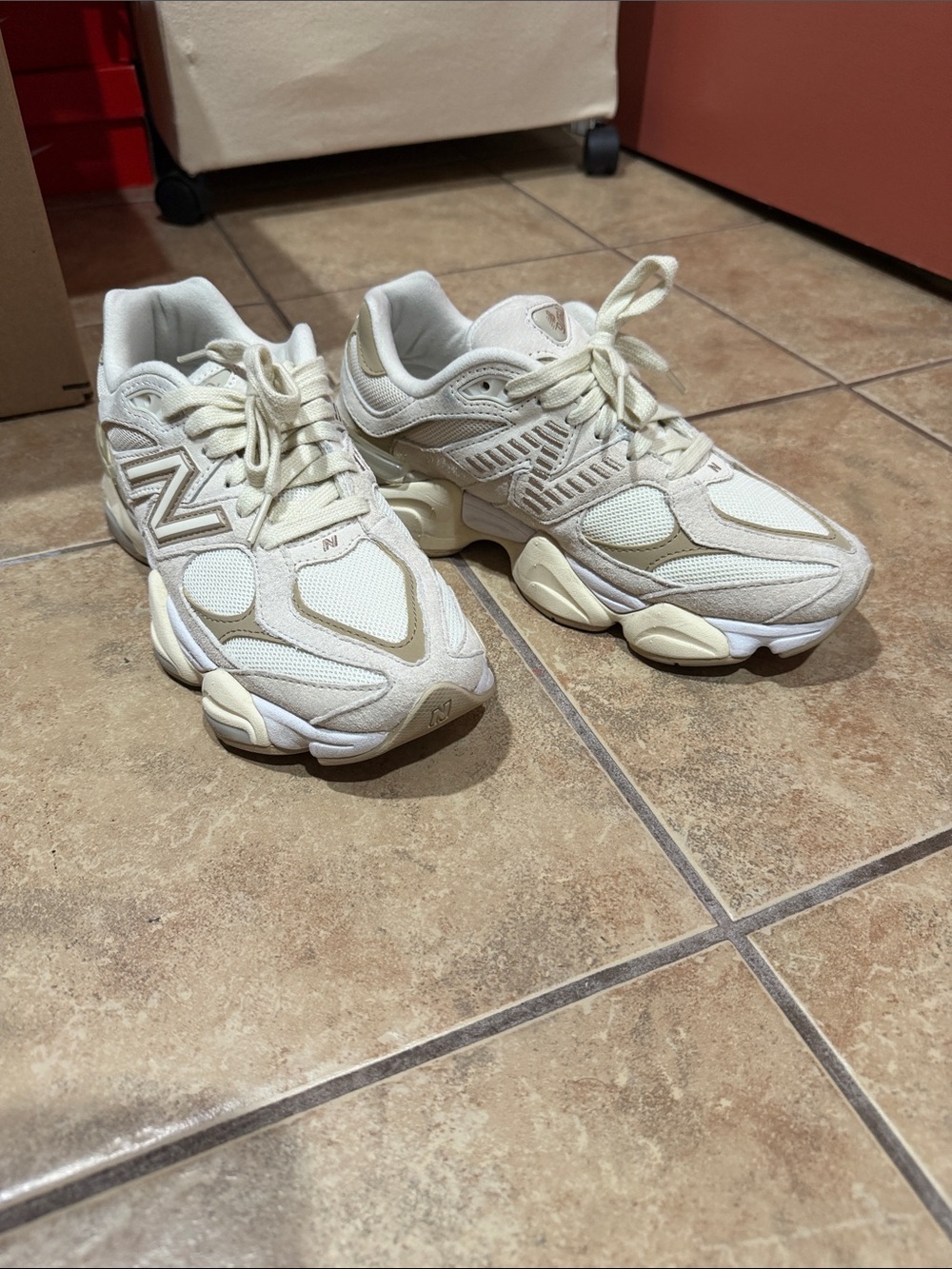 New Balance Cream and White Retro-Style Runner - Picture 7 of 7
